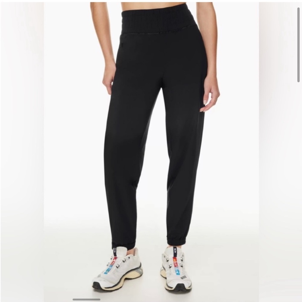 Aritzia TNA Action Move Boomerang Black Joggers Pants Size M